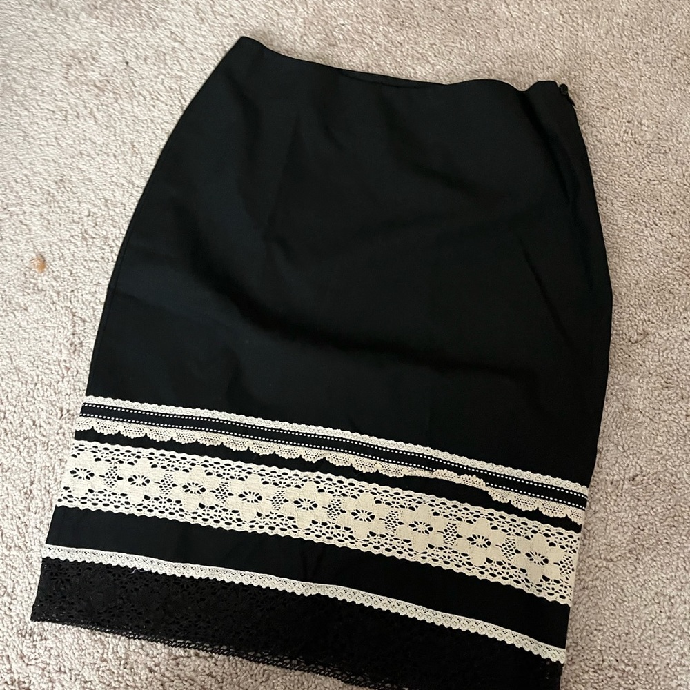 Womens skirt good to wear for office work or party. Good quality wore once.